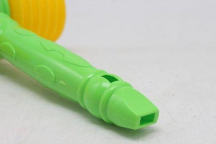 Яркий пластиковый молоточек-пищалка для самых маленьких. Имеет две стороны, кото. . фото 3