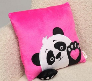 Яркая розовая подушка с изображением милой панды и декоративным элементов в виде. . фото 3