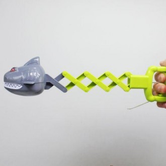 Цікава іграшка виконана у вигляді динозавра, що вміє захоплювати предмети ротом.. . фото 3