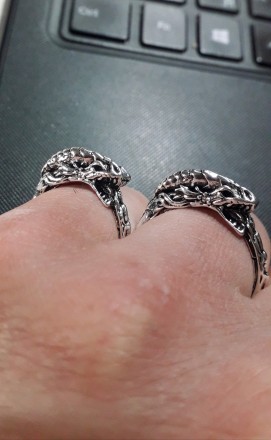Мужское или женское кольцо.
Бижутерний сплав. Изображение дракона, кусающий свой. . фото 5