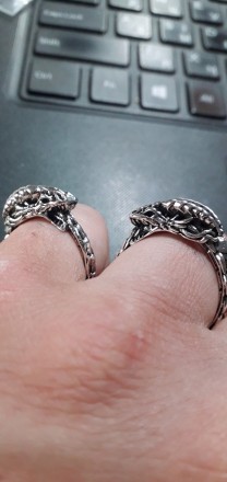 Мужское или женское кольцо.
Бижутерний сплав. Изображение дракона, кусающий свой. . фото 4