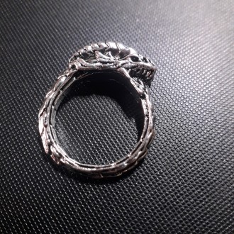 Мужское или женское кольцо.
Бижутерний сплав. Изображение дракона, кусающий свой. . фото 2