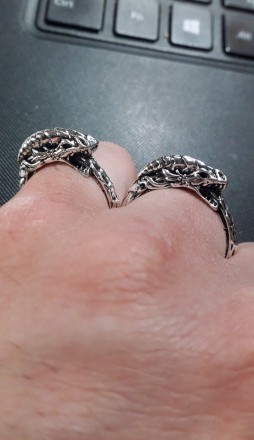 Мужское или женское кольцо.
Бижутерний сплав. Изображение дракона, кусающий свой. . фото 6