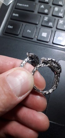 Мужское или женское кольцо.
Бижутерний сплав. Изображение дракона, кусающий свой. . фото 3