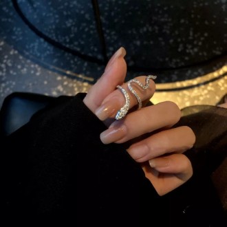 Женское кольцо бижутерия змея со стразами без размера
Материал: бижутерный сплав. . фото 2