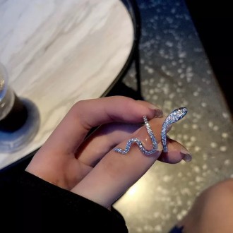 Женское кольцо бижутерия змея со стразами без размера
Материал: бижутерный сплав. . фото 5