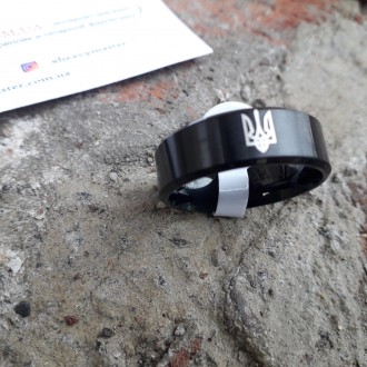 Мужское женское кольцо герб Украины черное размер 16-23 мм.
Металл: медецинская . . фото 5