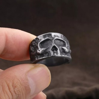 Мужское кольцо бижутерия череп винтаж размер 19-21 мм.
Материал: сплав.
Диаметр . . фото 2