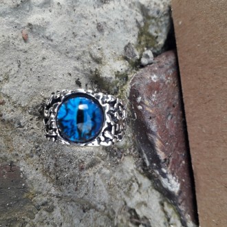 Мужское женское кольцо глаз змеи синее размер регулируется.
Бижутерний сплав. Св. . фото 3