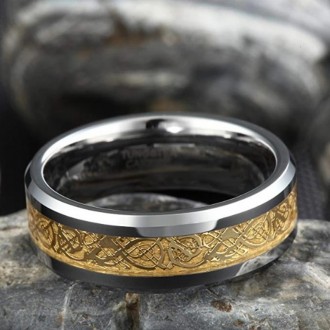 Мужское кольцо золотистое с узором влестелин размер 17-23.
Металл: медецинская с. . фото 3