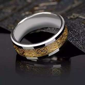 Мужское кольцо золотистое с узором влестелин размер 17-23.
Металл: медецинская с. . фото 2