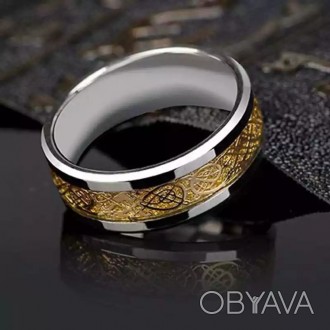 Мужское кольцо золотистое с узором влестелин размер 17-23.
Металл: медецинская с. . фото 1