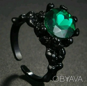 Женское кольцо черное с камнем зеленым, размер регулируется.
Бижутерний сплав. С. . фото 1