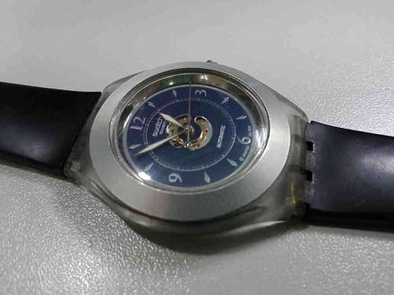 Цей годинник має металевий синій циферблат, обведений сріблом, з тисненням, схож. . фото 2
