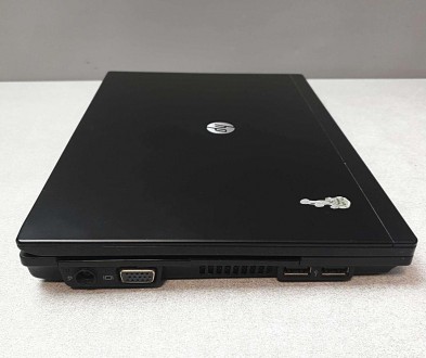 HP Mini 5101 зовні помітно виділяється строгим, але стильним дизайном, якщо порі. . фото 10