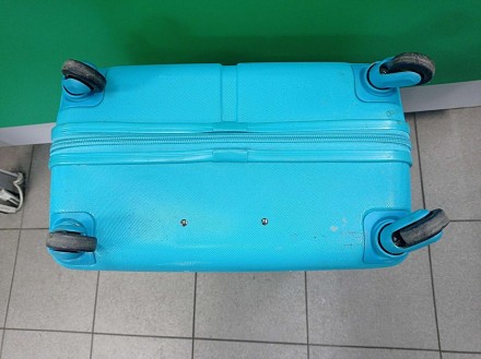 Пластиковый чемодан на 4-х колесах, оснащённый выдвижной ручкой на кнопочном фик. . фото 7
