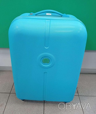 Пластиковый чемодан на 4-х колесах, оснащённый выдвижной ручкой на кнопочном фик. . фото 1