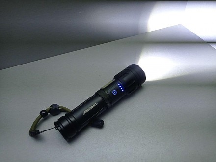 Мощный ручной фонарик, оснащенный 20-ваттной лампочкой, излучающей свет 1300 люм. . фото 6