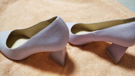 Стильні жіночі туфлі (р.36-36.5), ніжно-бузкового кольору, каблук ромбоподібний,. . фото 3