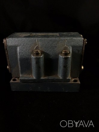 Пневмораспределитель В63-14А (01) представляет собой четырехлинейный агрегат, ис. . фото 1