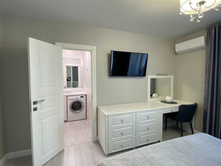 Продаю 3-кімнатну квартиру з якісним дизайнерським ремонтом та меблями в ЖК Міст. . фото 3