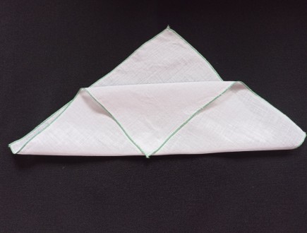 Нежный и красивый носовой платочек, белого цвета край прошитым зеленым 
Хорошо . . фото 4