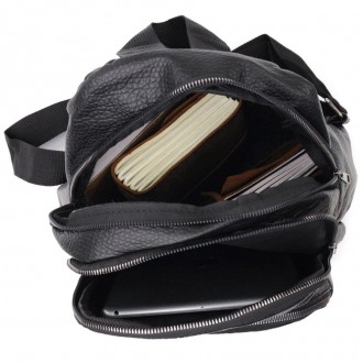 Жіночий стильний рюкзак на два відділення виготовлений з еко-шкіри в чорному кол. . фото 8