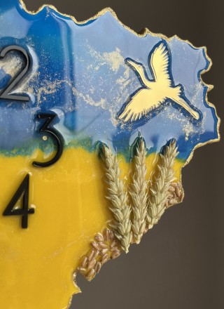 Настенные часы "Карта Украины" – это воплощение красоты эпоксидной смолы в сочет. . фото 4
