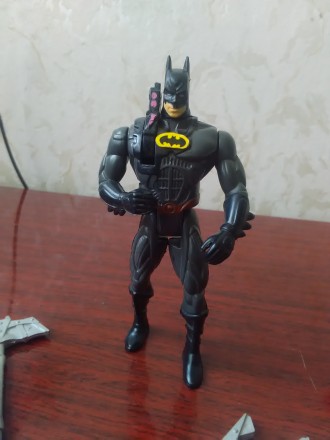 Продам игрушку-фигурку BATMAN + робот в подарок. BATMAN в отличном состоянии, к . . фото 3