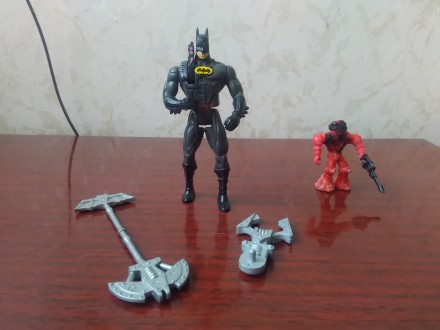 Продам игрушку-фигурку BATMAN + робот в подарок. BATMAN в отличном состоянии, к . . фото 2