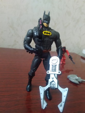 Продам игрушку-фигурку BATMAN + робот в подарок. BATMAN в отличном состоянии, к . . фото 8