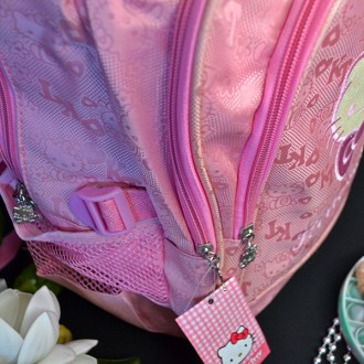 Шкільний рюкзак із зображенням Hello Kitty.
	Компактний, практичний та зручний.
. . фото 5