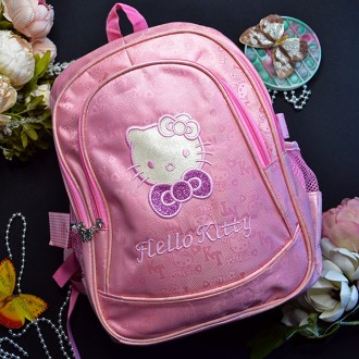 Шкільний рюкзак із зображенням Hello Kitty.
	Компактний, практичний та зручний.
. . фото 2