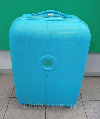 Пластиковый чемодан на 4-х колесах, оснащённый выдвижной ручкой на кнопочном фик. . фото 2