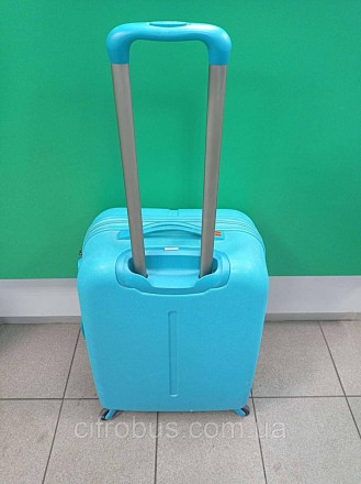 Пластиковый чемодан на 4-х колесах, оснащённый выдвижной ручкой на кнопочном фик. . фото 3
