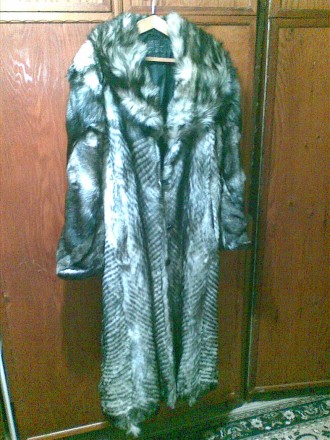 Продам женскую зимнюю шубу Berghaus ,мех похожий на волчий , разноцветная(видно . . фото 2