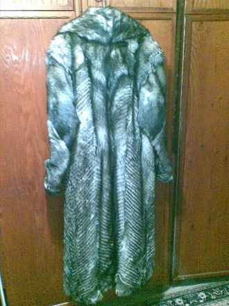 Продам женскую зимнюю шубу Berghaus ,мех похожий на волчий , разноцветная(видно . . фото 3