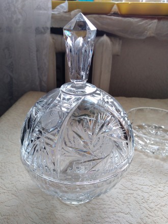 Неймовірно красива кришталева ваза у формі кулі, з кришкою-куполом, цукерниця, б. . фото 2