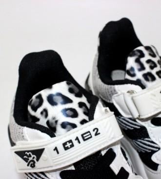 Чорно-білі кросівки для дівчинки з леопардовим принтом білий. . фото 9