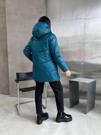 
Женская зимняя куртка средней длины с капюшоном.
Код 016953
Куртка стеганая с к. . фото 26