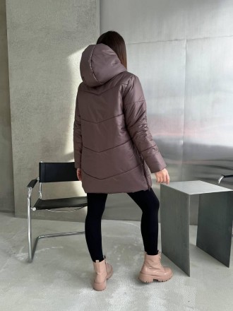 
Женская зимняя куртка средней длины с капюшоном.
Код 016953
Куртка стеганая с к. . фото 17