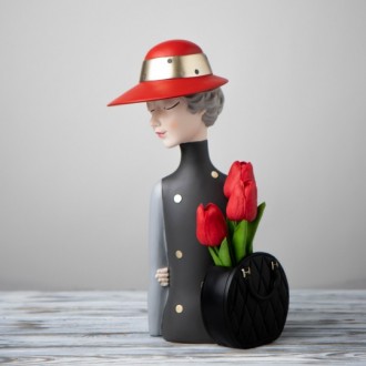 Оригинальная декоративная статуэтка девушки с вазой от бренда Andrea.
Статуэтки . . фото 2