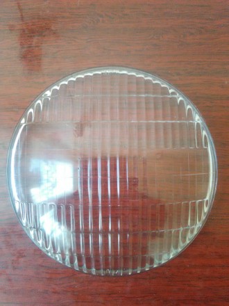 Продам стекло фары для Москвича. Стекло в хорошем состоянии, диаметр 17,5 см.
Ц. . фото 2