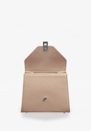 Шкіряна сумка Futsy має форму трапеції, що надає їй особливого шарму. Вона вигот. . фото 5