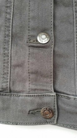 Куртка з м'якого бавовняного деніму з коміром і застібкою на кнопки спереду. Наг. . фото 7