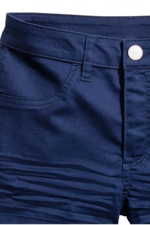 Короткие шорты с карманами из эластичного твила с завышенной талией и пришитыми . . фото 3