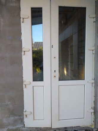 Двері металопластикові, правосторонні , з доводчиком, можливий торг. . фото 2