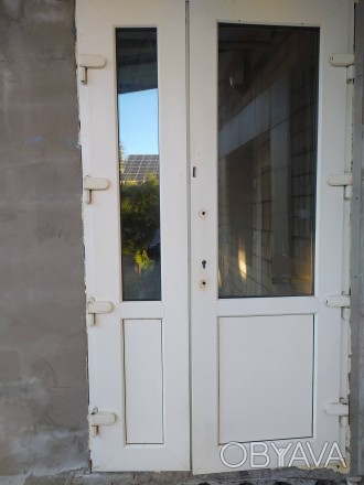 Двері металопластикові, правосторонні , з доводчиком, можливий торг. . фото 1