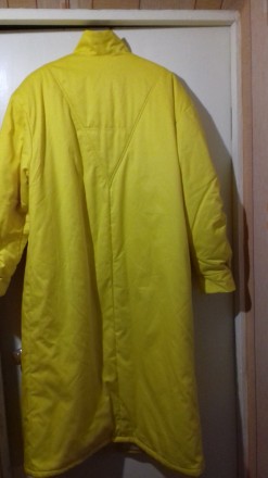 Пальто зимове модного жовтого кольору. Комір стійка два кармана, плечі стущені. . . фото 3