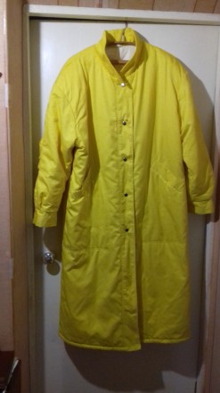 Пальто зимове модного жовтого кольору. Комір стійка два кармана, плечі стущені. . . фото 2